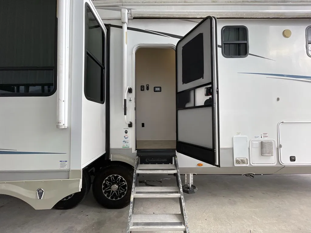 2022 Palomino Columbus 382FB dealer photo 7 from Blue Compass RV