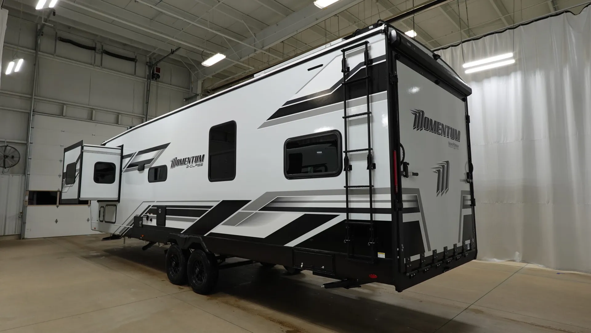 2026 Grand Design Momentum G-Class 31G - Photo 4
