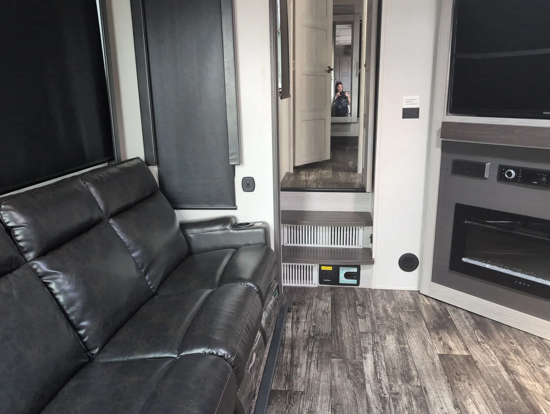 2021 Keystone Fuzion 424 — living area main