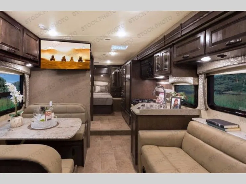 2018 Thor Motor Coach Chateau 31Y - Photo 4