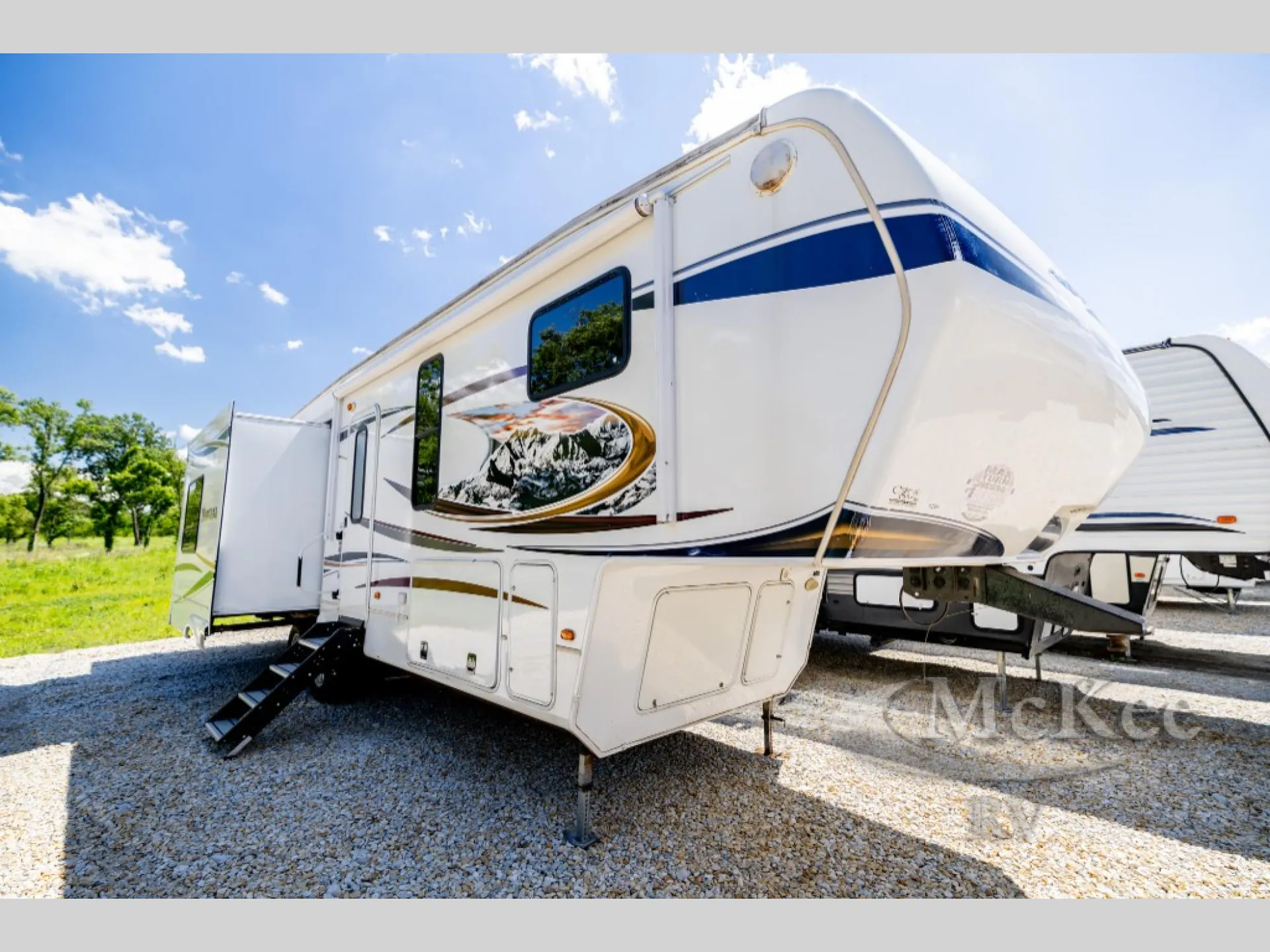2011 Keystone Montana 3100RL - Photo 2