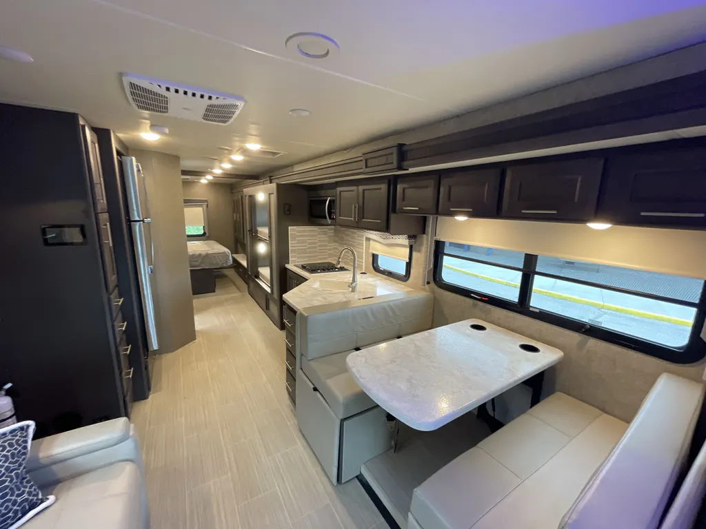 2022 Thor Motor Coach Magnitude RS36, Photos photo 2