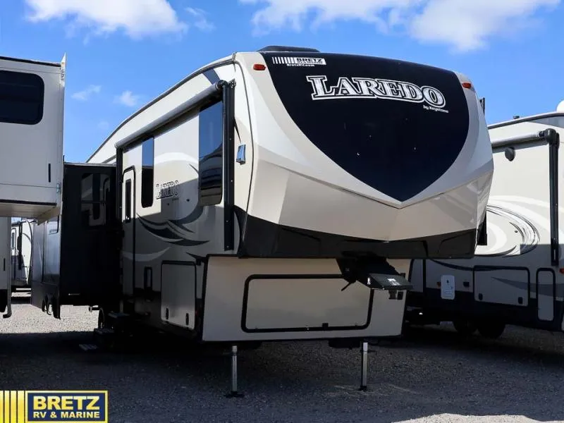 2018 Keystone Laredo 325RL - Photo 2