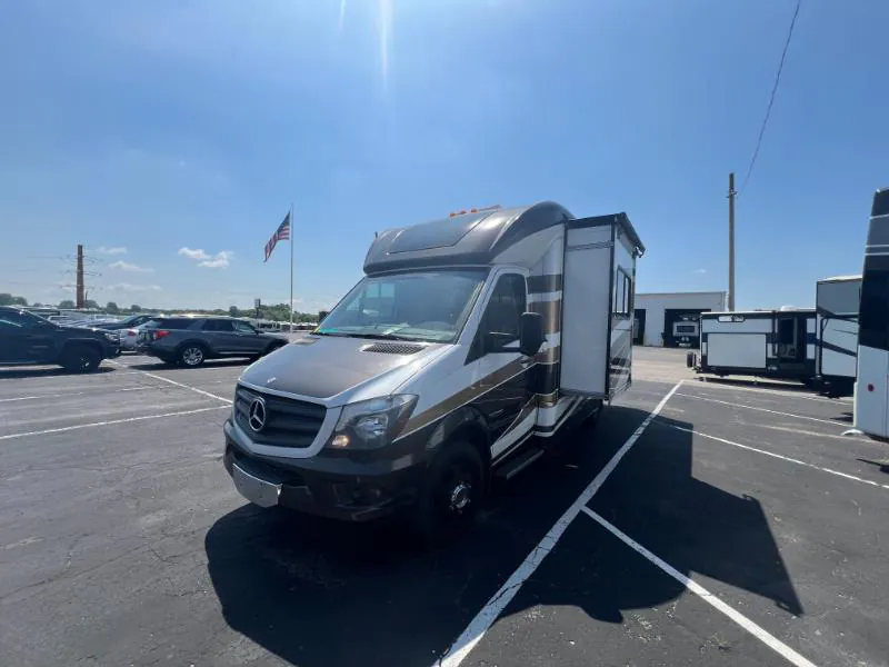2015 Winnebago Navion 24V - Photo 2