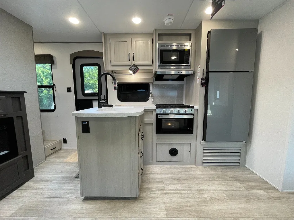 2027 Coachmen Catalina Legacy Edition 333DBDSCK, Photos photo 6