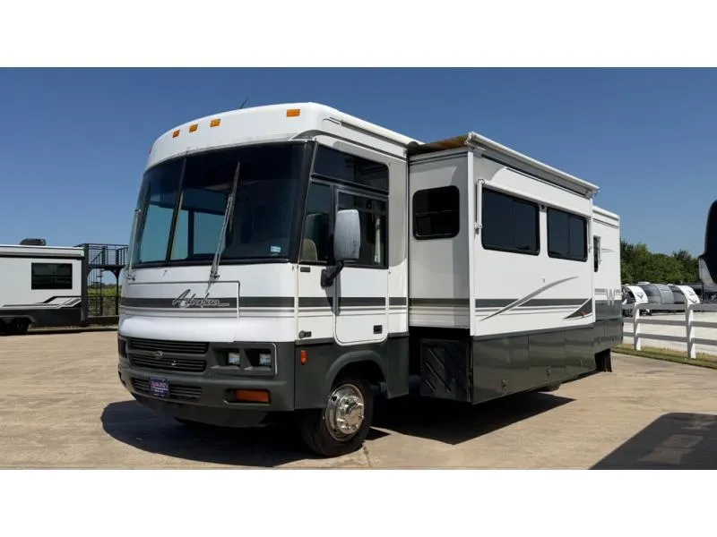 2002 Winnebago Adventurer 32V - Photo 4