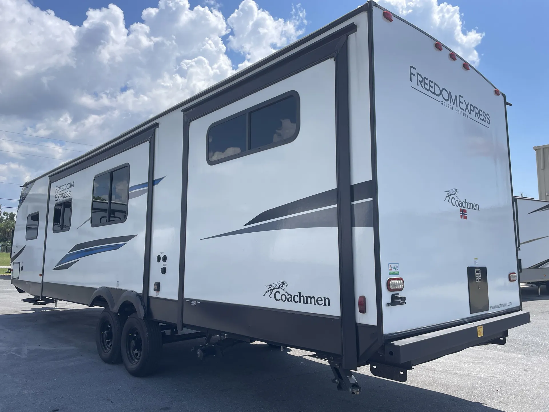 2024 Coachmen Freedom Express Select 31SE — entertainment center