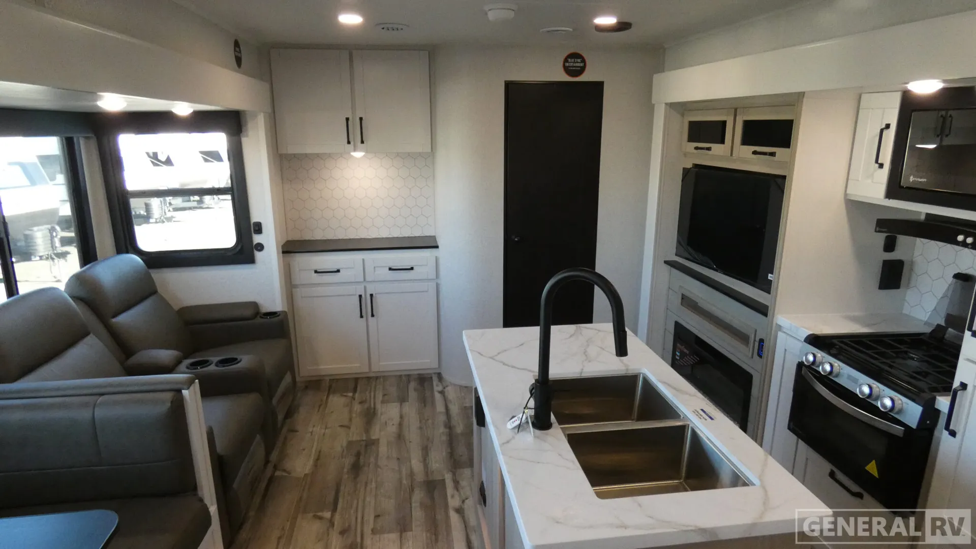 2026 Highland Ridge RV Roamer Light Duty 31TBTS - Photo 3