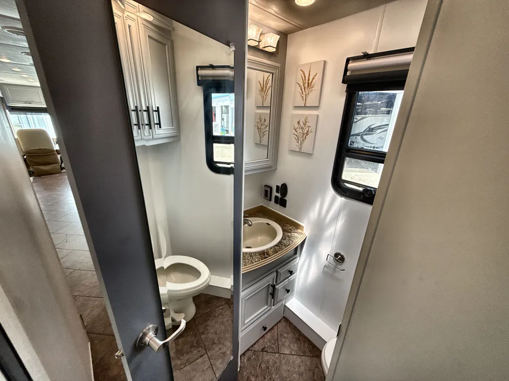 2015 Newmar Canyon Star 3914, Photos photo 17