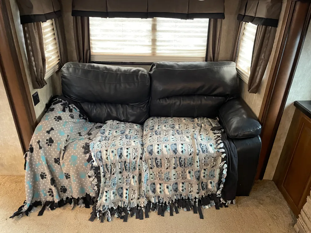 2015 Keystone Montana 3100RL, Photos photo 6