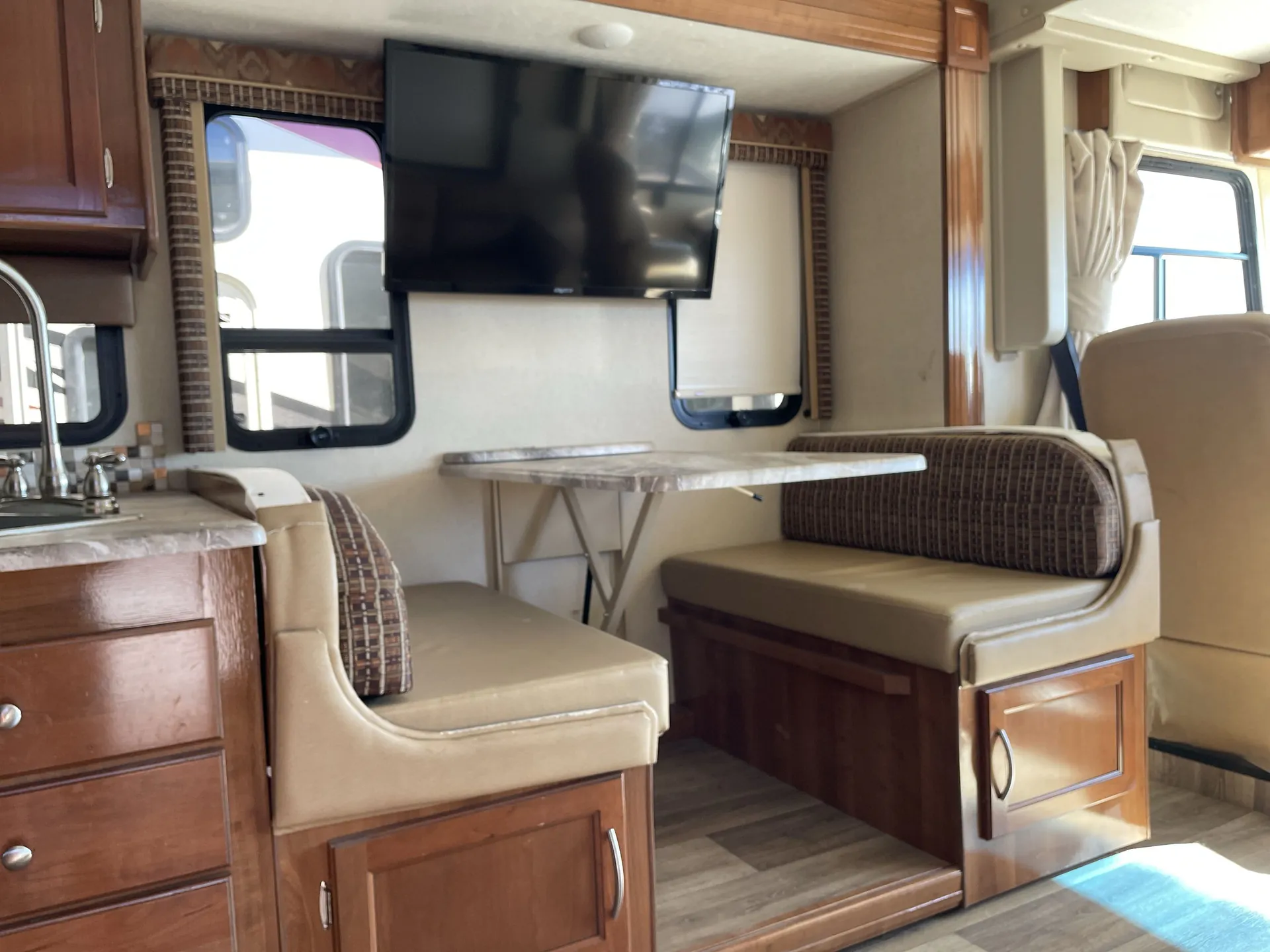 2019 Coachmen Pursuit Precision 27DS — living area main