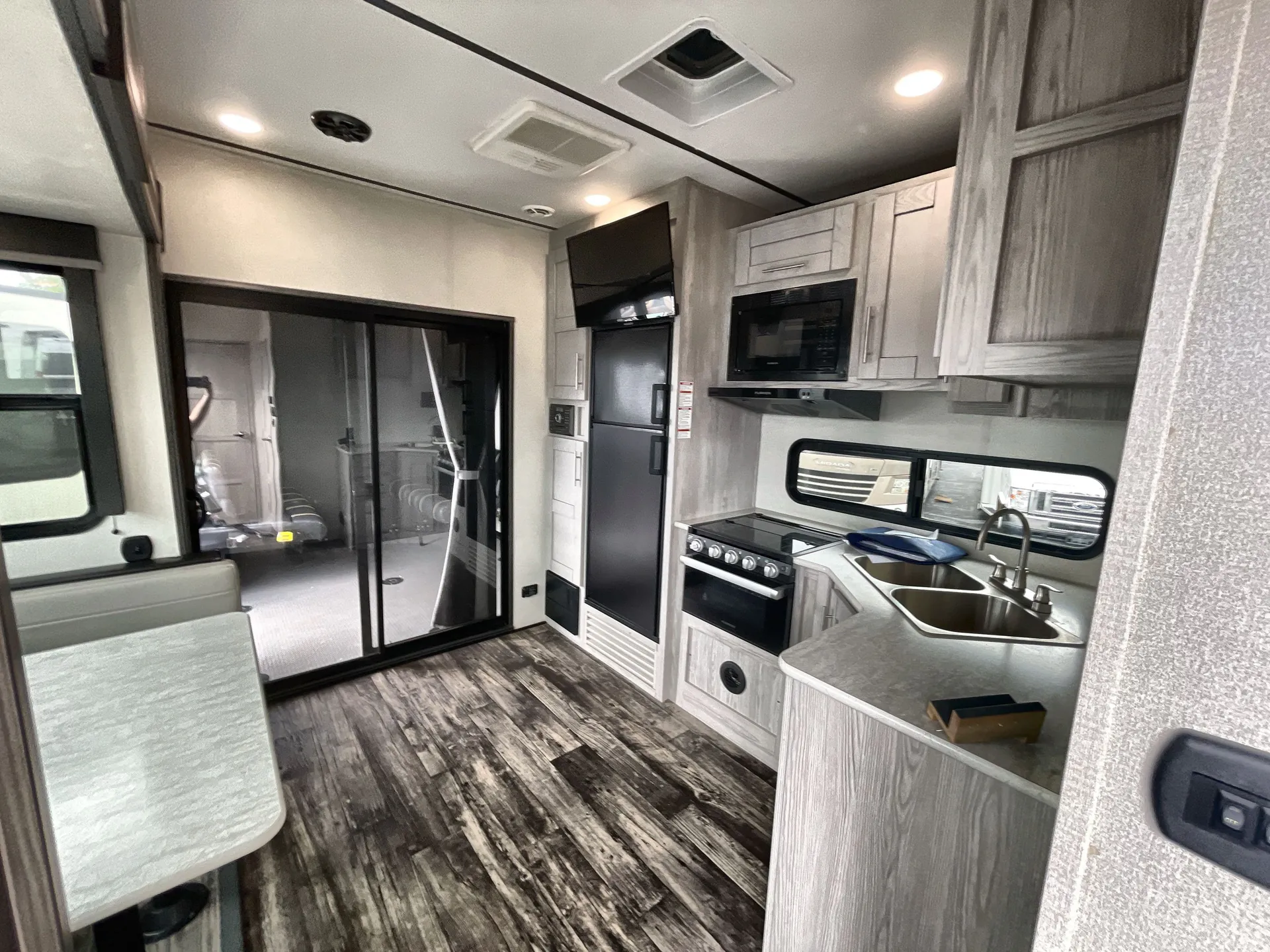 2022 Keystone Impact 28V — living area main