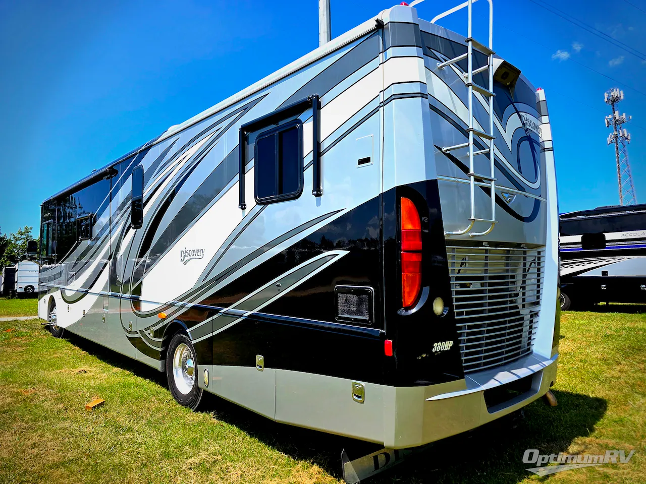 2012 Fleetwood Discovery 40G - Photo 4