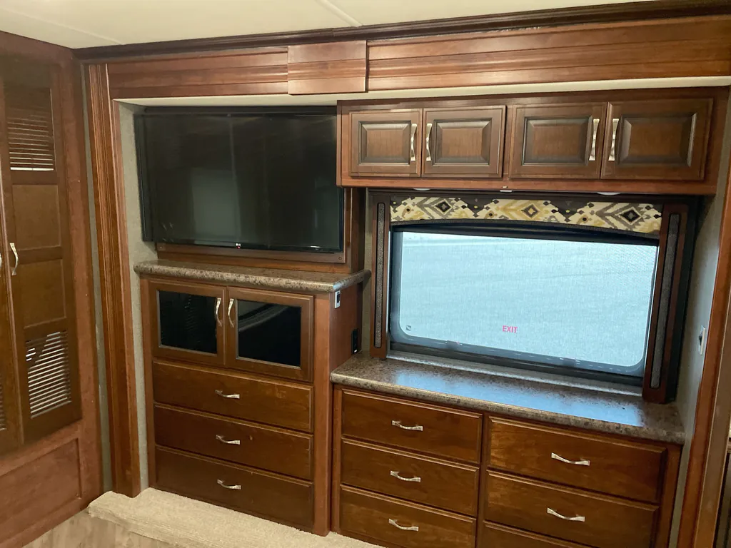 2017 Fleetwood Pace Arrow LXE 38F, Photos photo 16