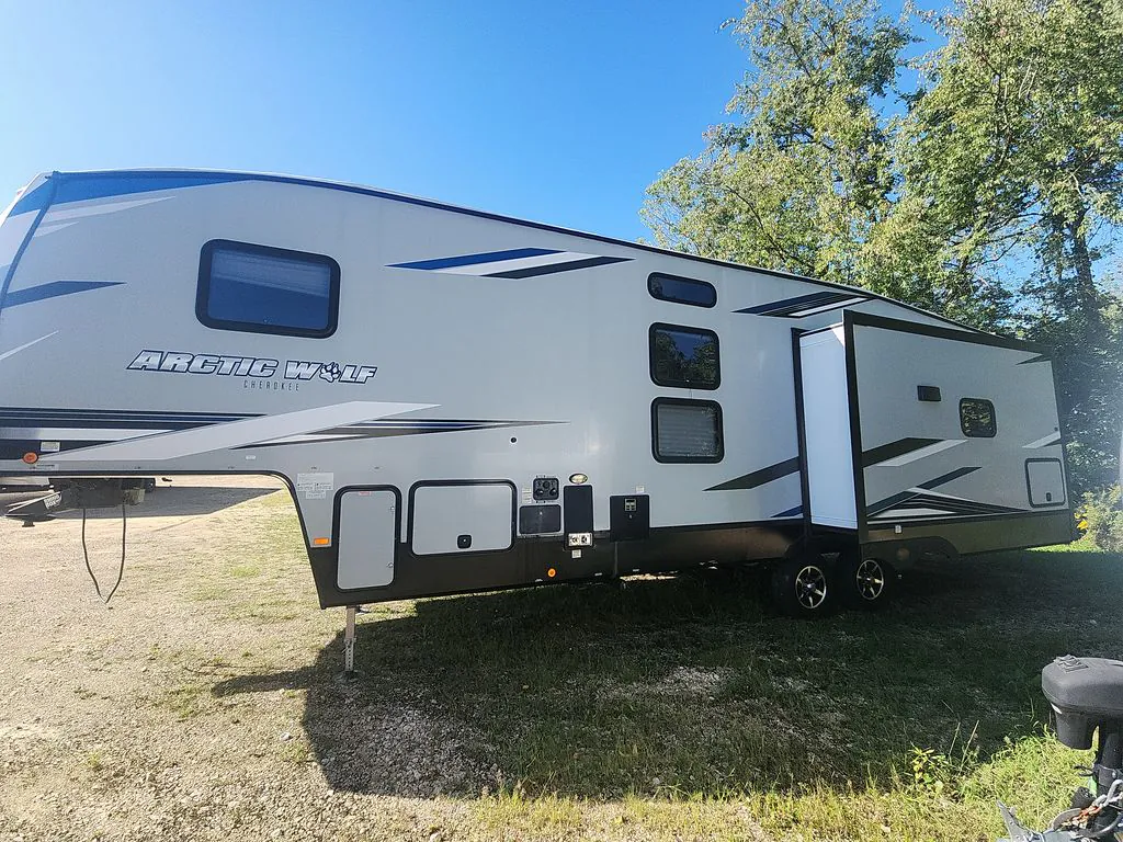 2022 Forest River Cherokee Arctic Wolf 327MB, Photos photo 4