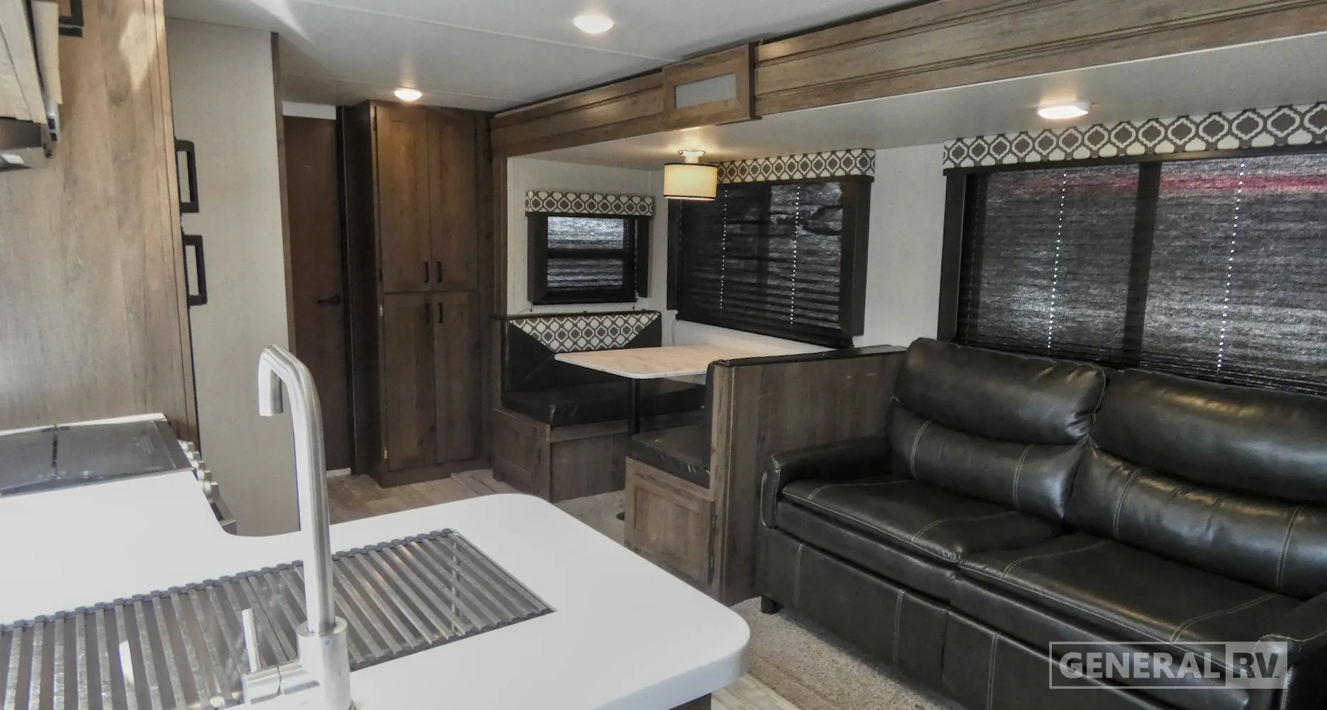 2021 Prime Time Tracer 29QBD - Photo 3
