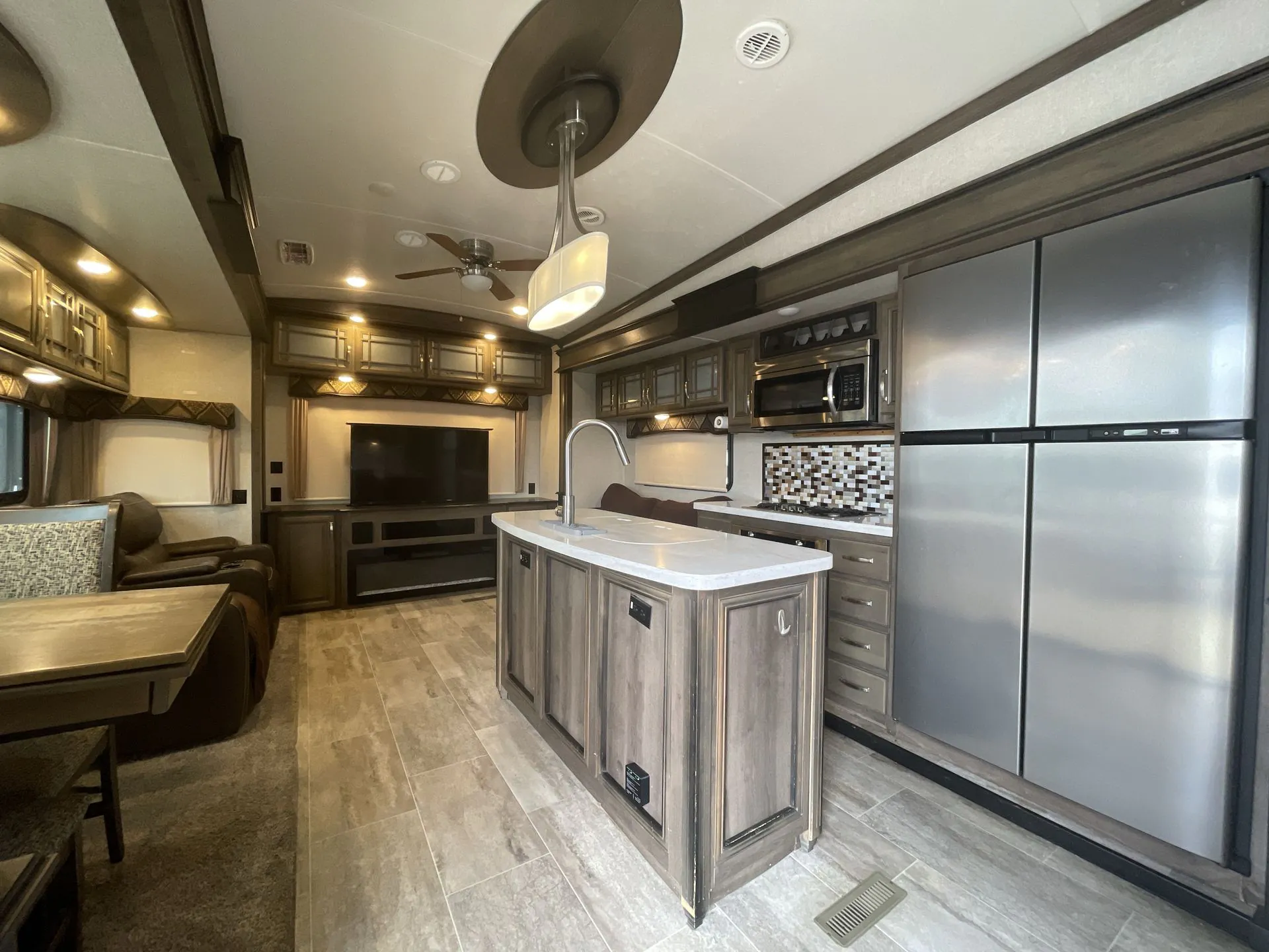 2018 Keystone Montana 3130RE - Photo 3
