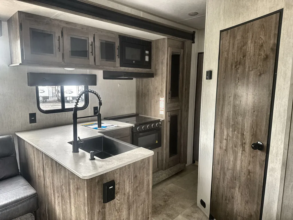 2021 Forest River Vengeance Rogue 29KS, Photos photo 2