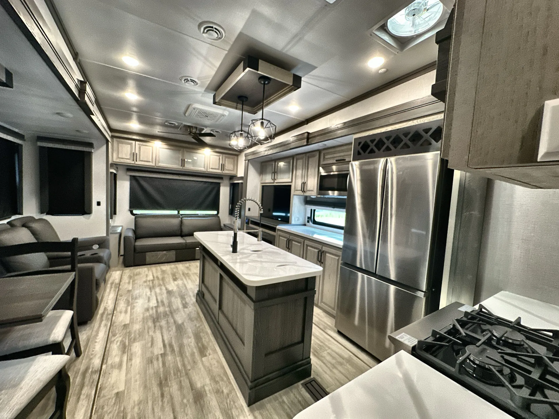 2024 Keystone Alpine 3303CK — living area main