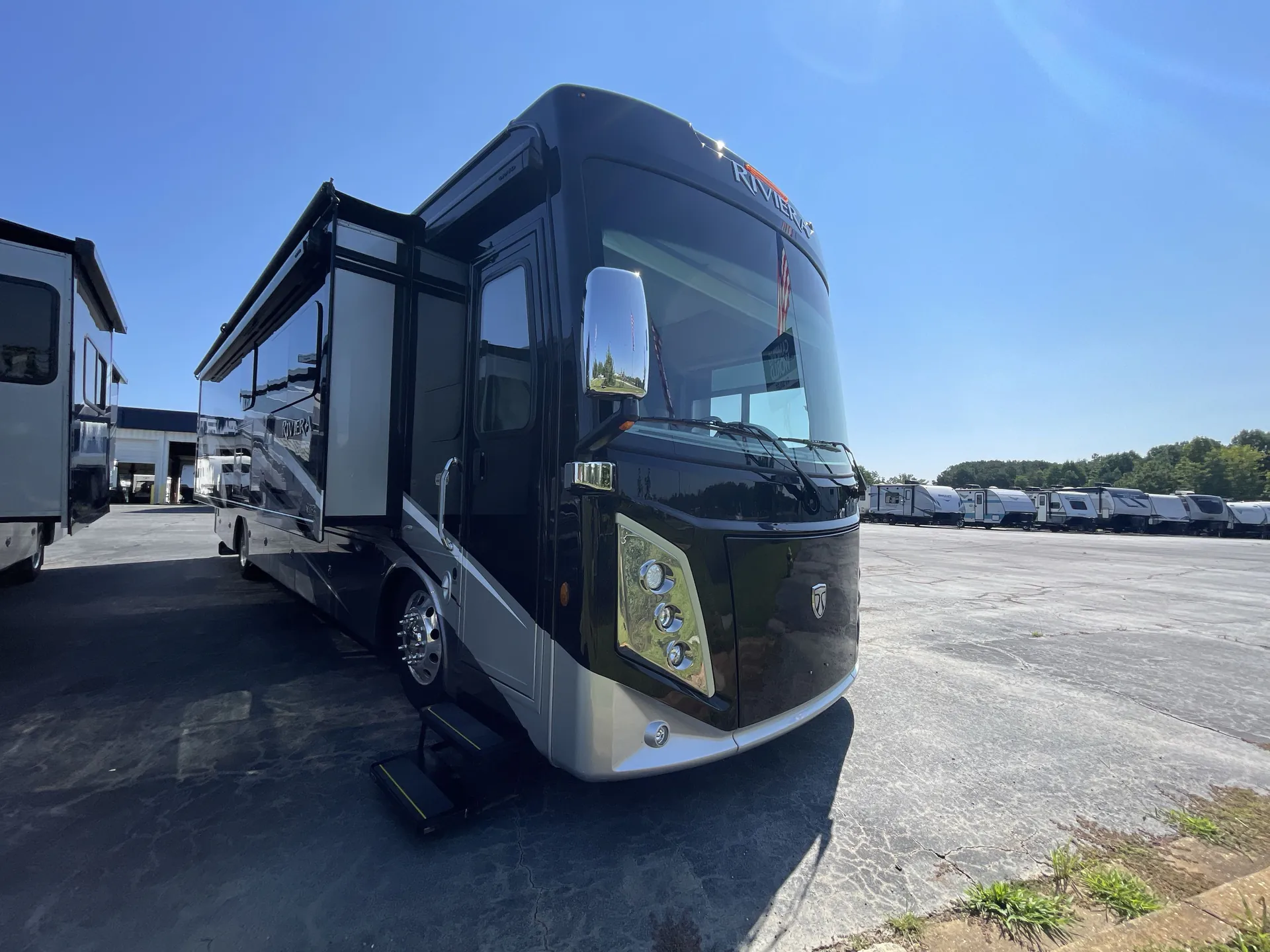 2025 Thor Motor Coach Riviera 38RB - Photo 2