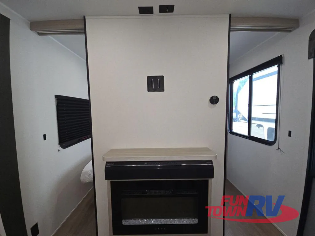 2027 East to West Della Terra 280BH, Photos photo 19