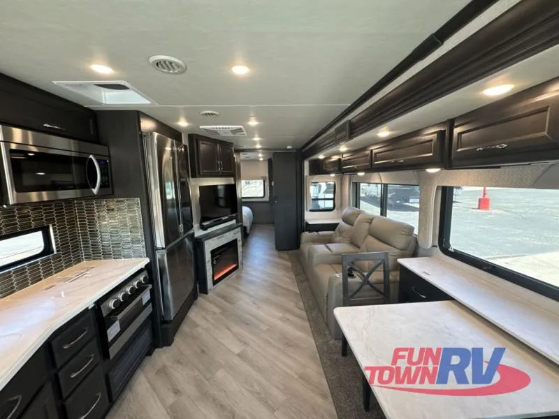 2024 Fleetwood Bounder 33C - Photo 4