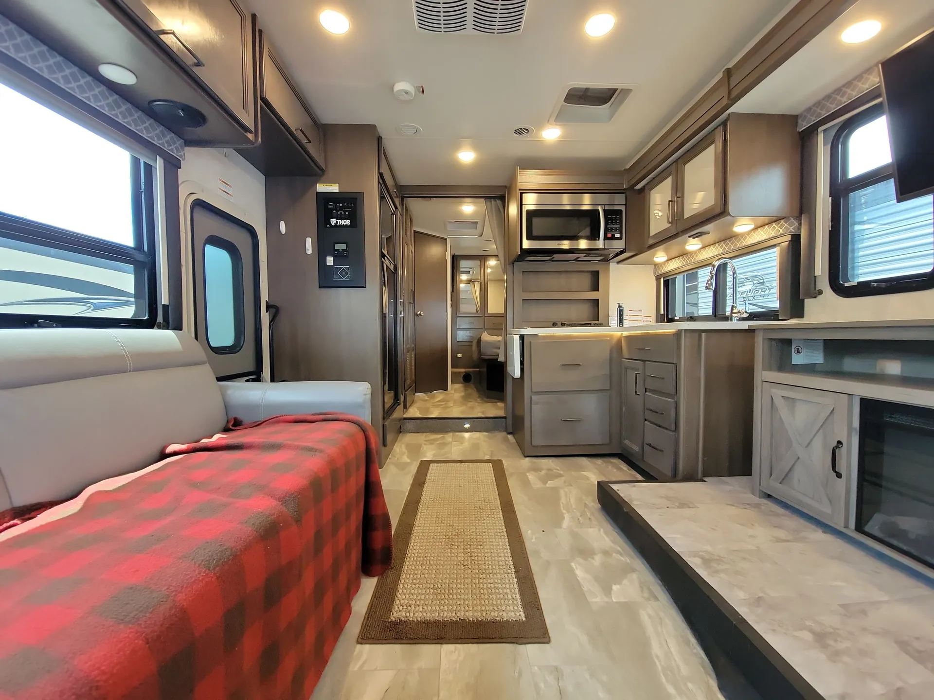 2022 Thor Motor Coach Quantum KW29 — living area main