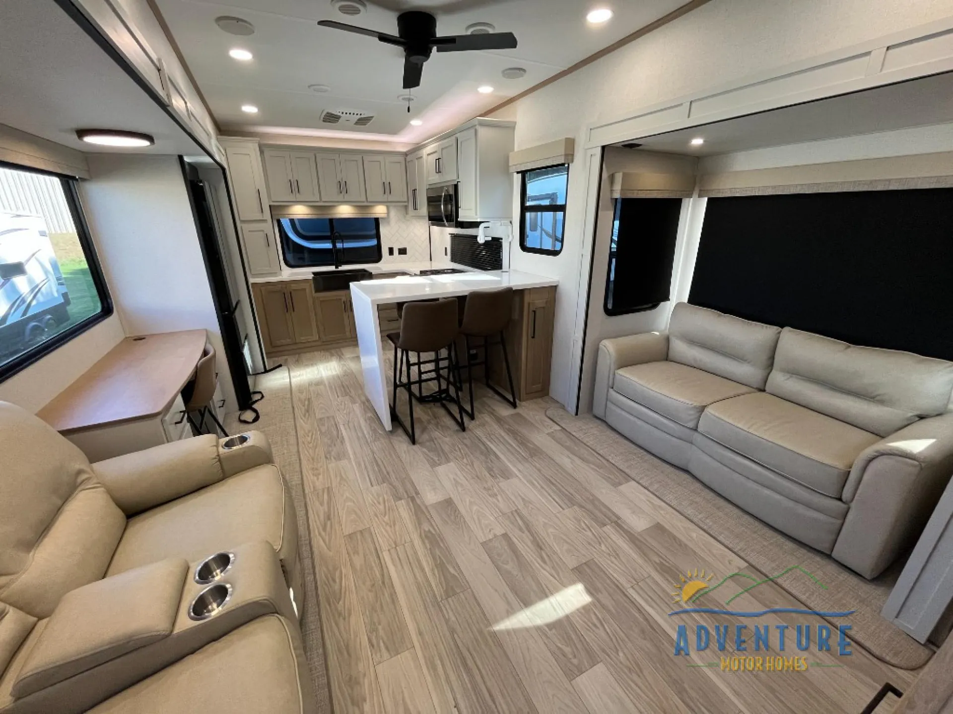 2025 Forest River Sandpiper 3800RK — Photo 5