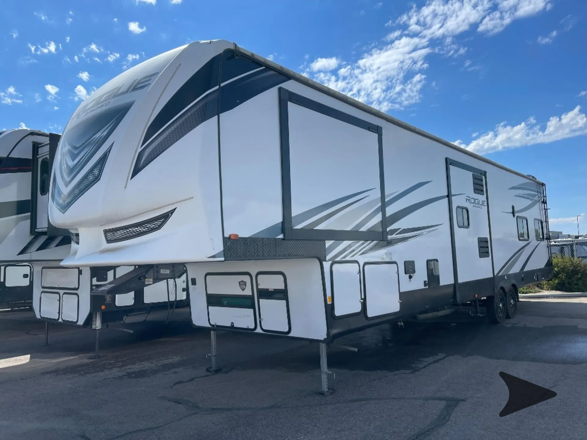 2020 Forest River Vengeance Rogue Armored 351 — Photo 7