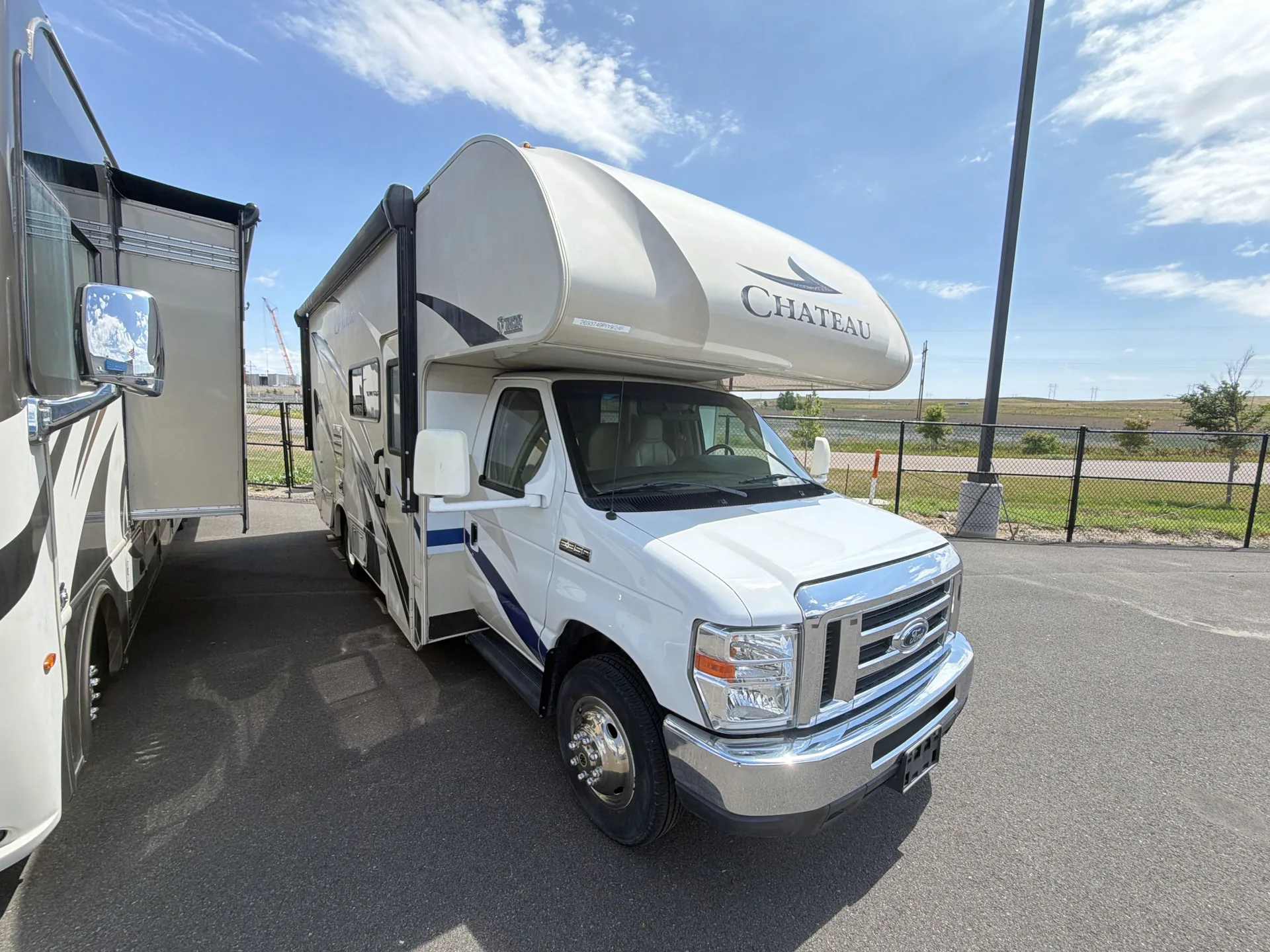 2019 Thor Motor Coach Chateau 24F - Photo 2