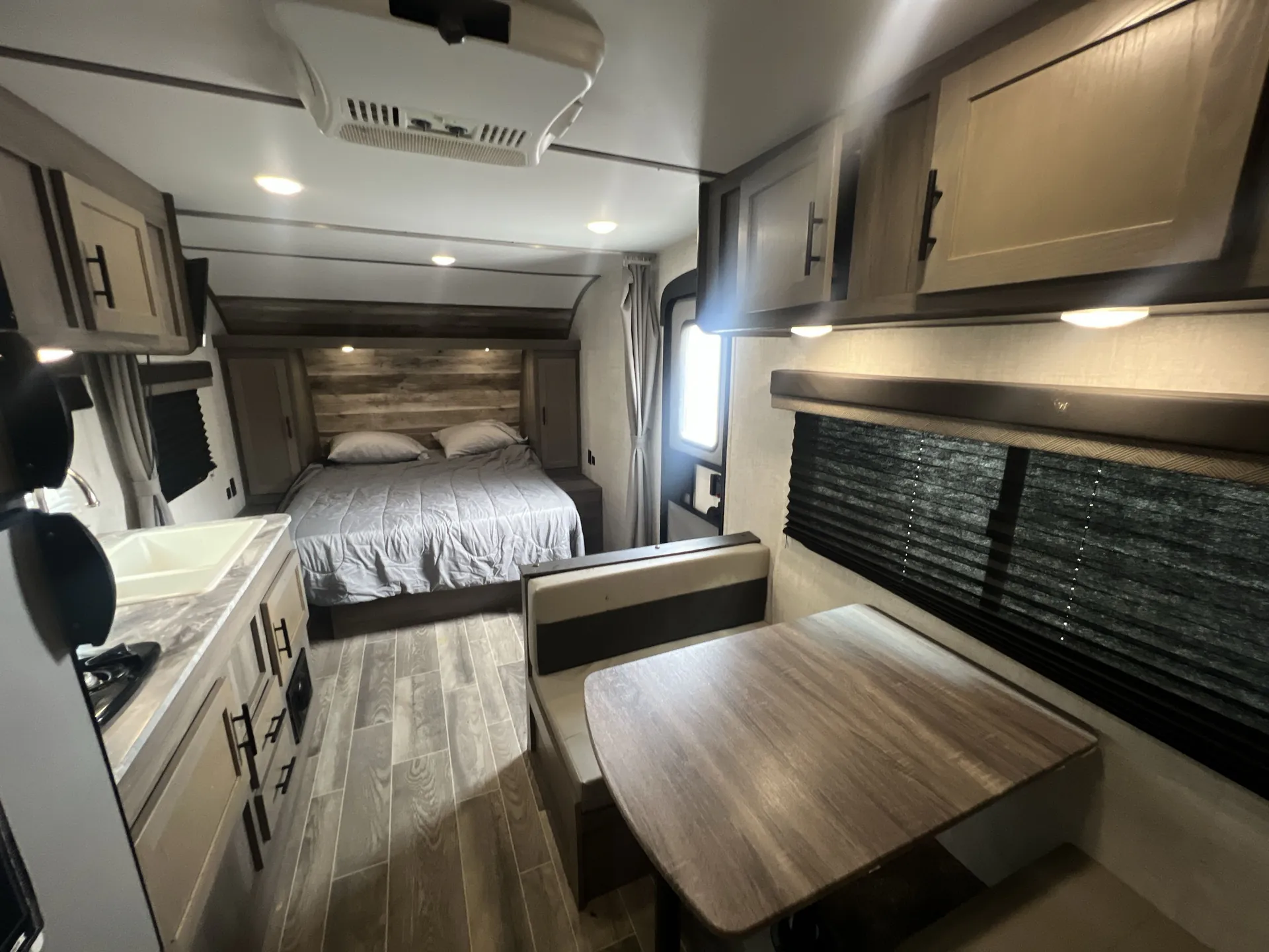 2022 Gulf Stream Kingsport 26BHG — living area main