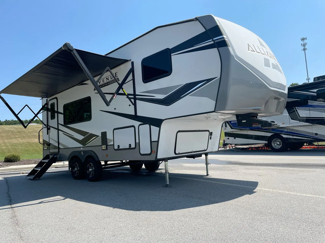 2023 Alliance RV Avenue 22ML - Photo 3