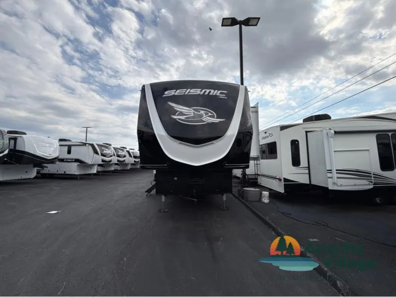2025 Jayco Seismic 399 - Photo 3