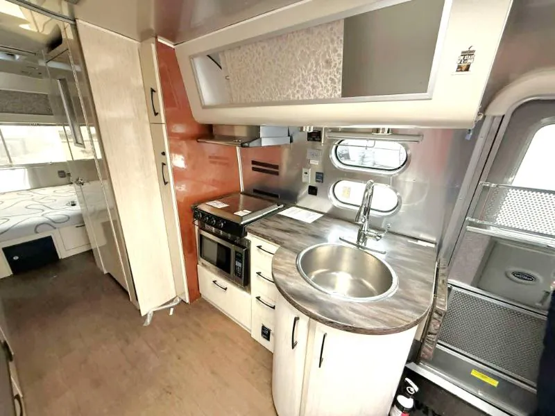 2018 Airstream International Serenity 25FB TWIN - Photo 4