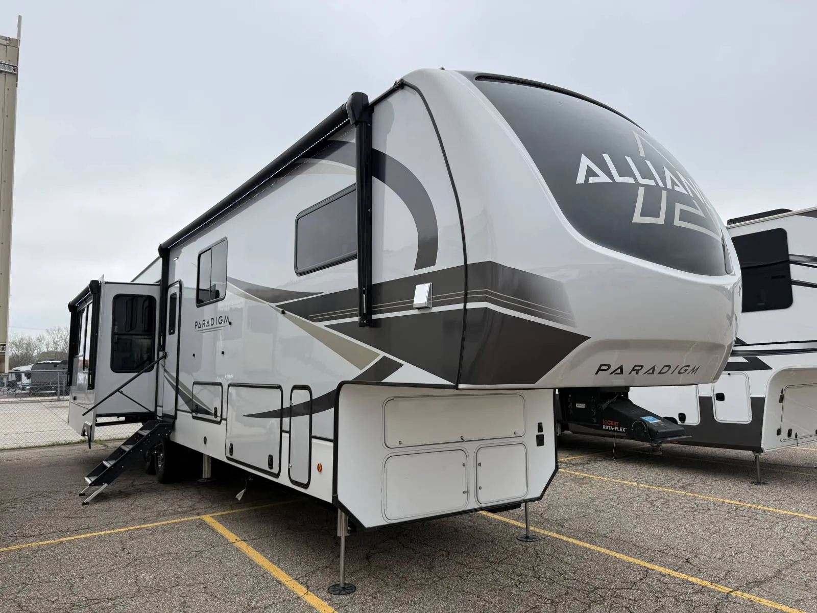 2024 Alliance RV Paradigm 380MP - Photo 2