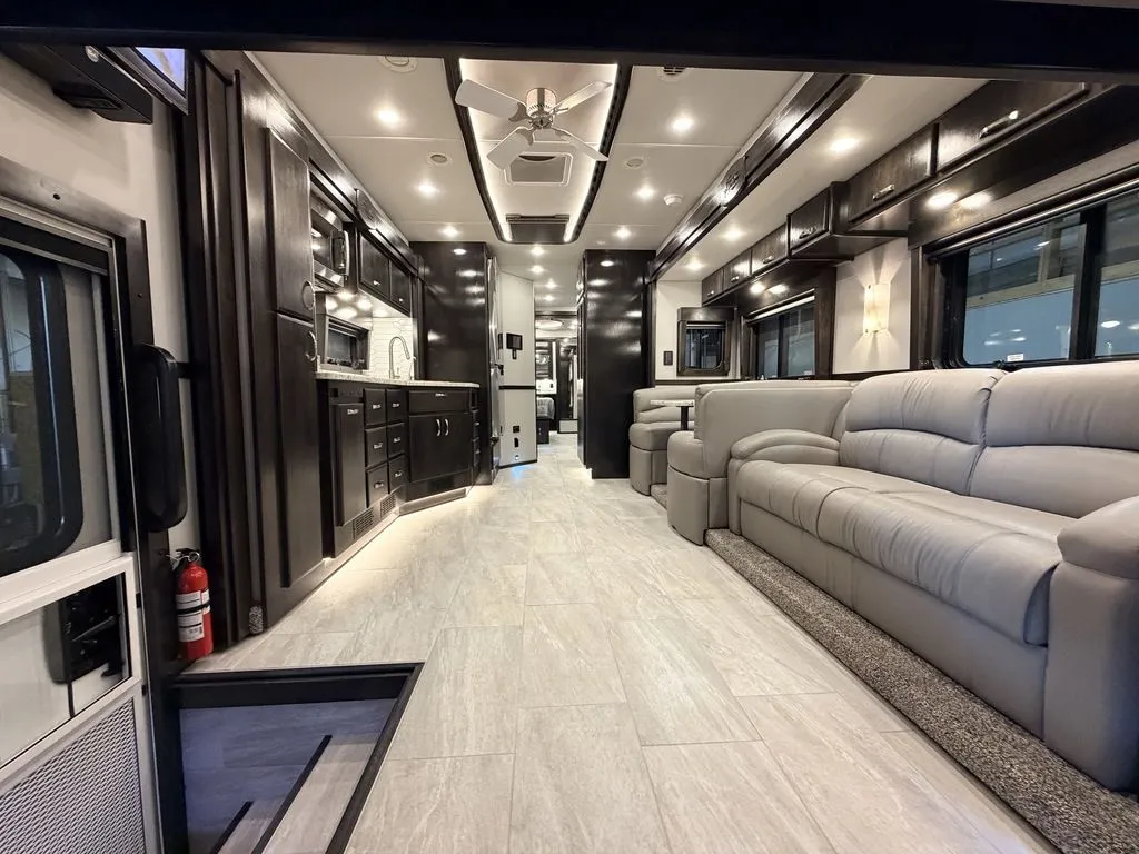 2026 ShowHauler 36KQSSL - Photo 2