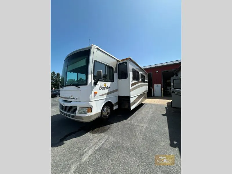 2006 Fleetwood RV Bounder 35E - Photo 2