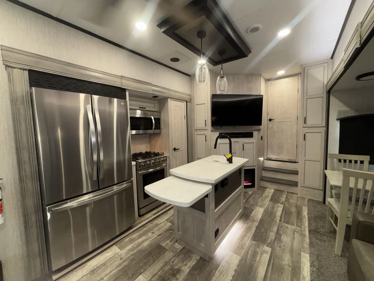 2023 Forest River Sandpiper Luxury 388BHRD — Photo 6