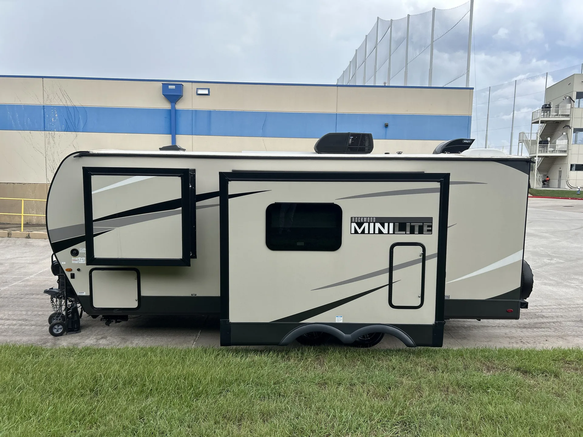 2023 Forest River Rockwood Mini Lite 2513S — off campside