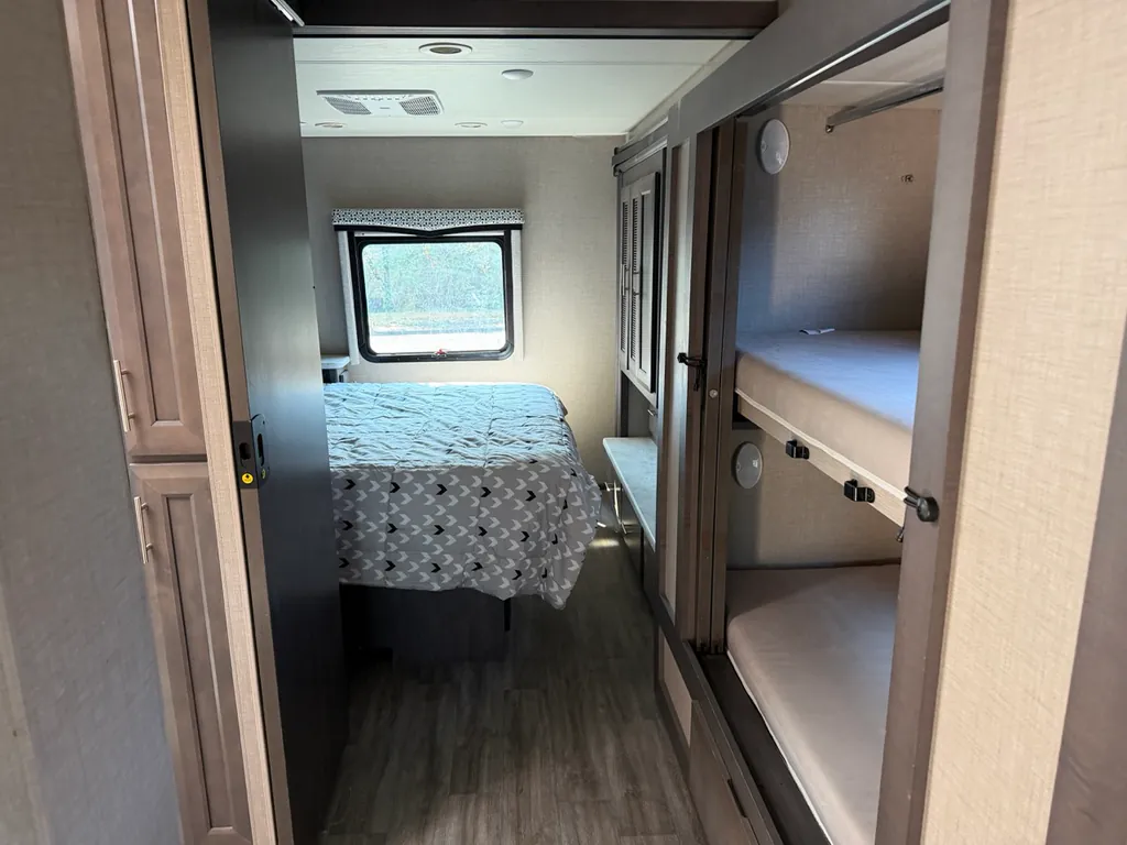2023 Thor Motor Coach Magnitude RS36, Photos photo 11