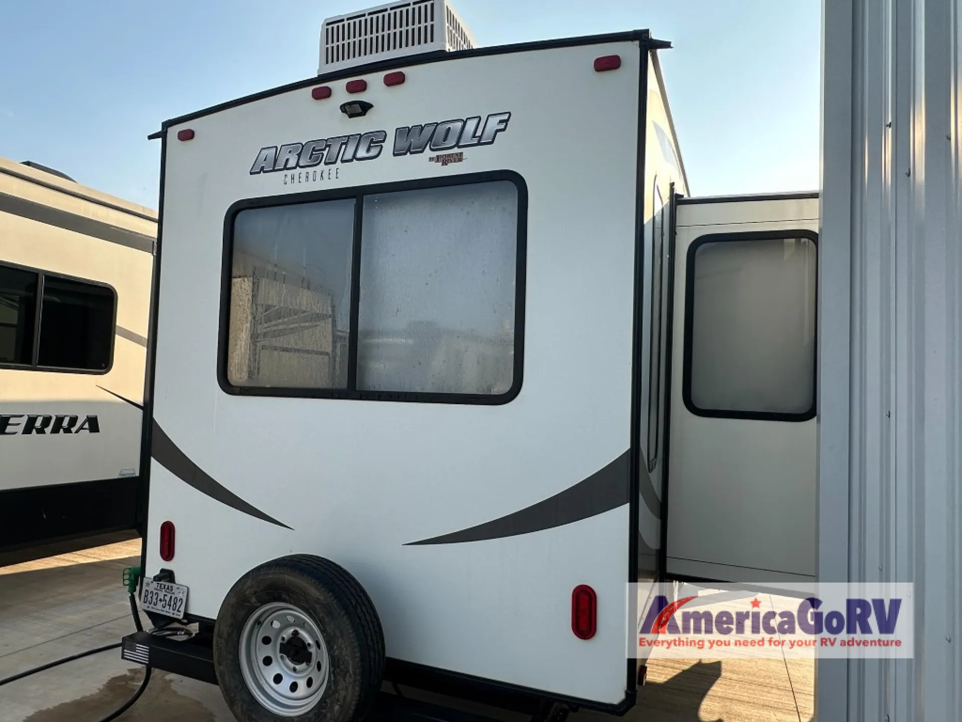 2019 Forest River Cherokee Arctic Wolf 285DRL4 - Photo 3