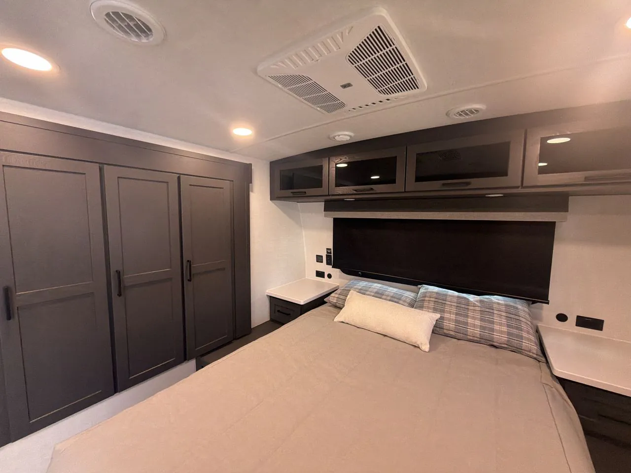 2027 Forest River Rockwood Ultra Lite 2618RD — Photo 7