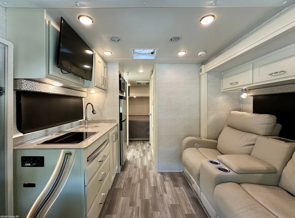 2021 Tiffin Wayfarer 25 SW, Photos photo 2