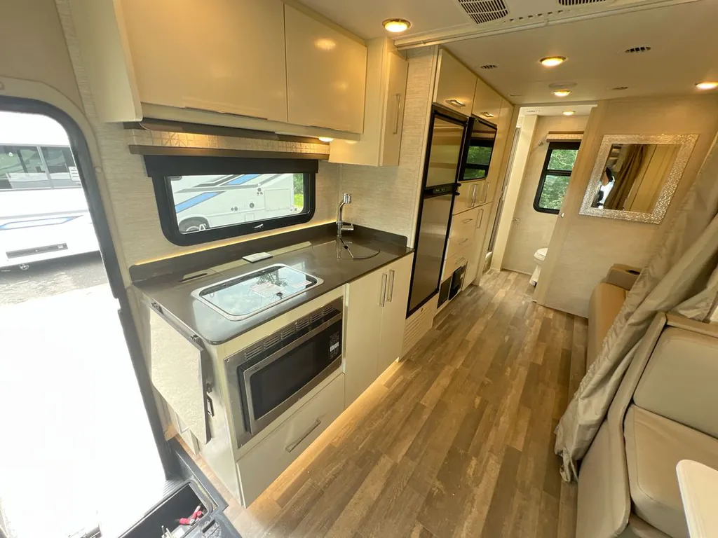2020 Tiffin Wayfarer 25 RW, Photos photo 3