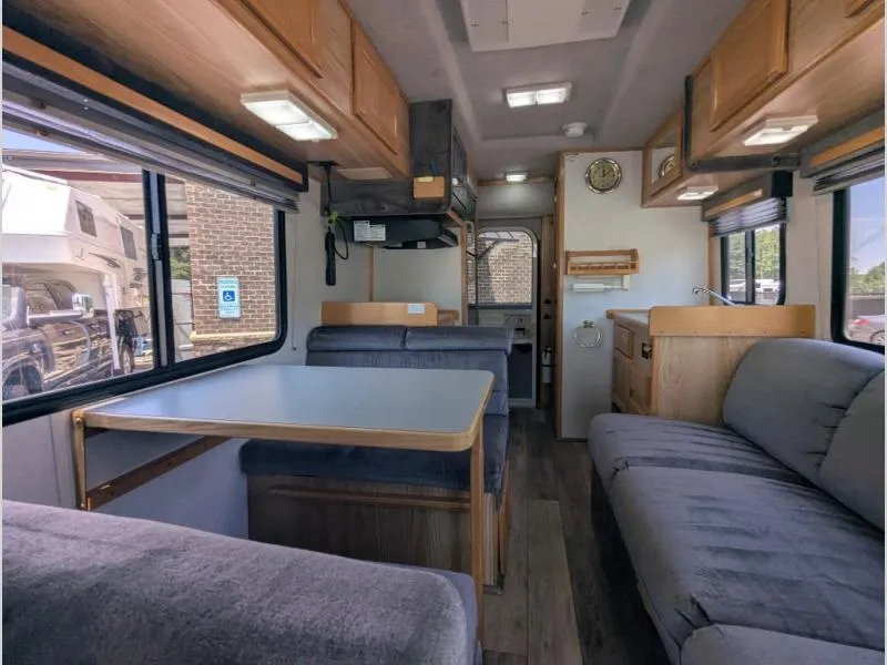 2003 Chinook Premier Used    Class C - Photo 2