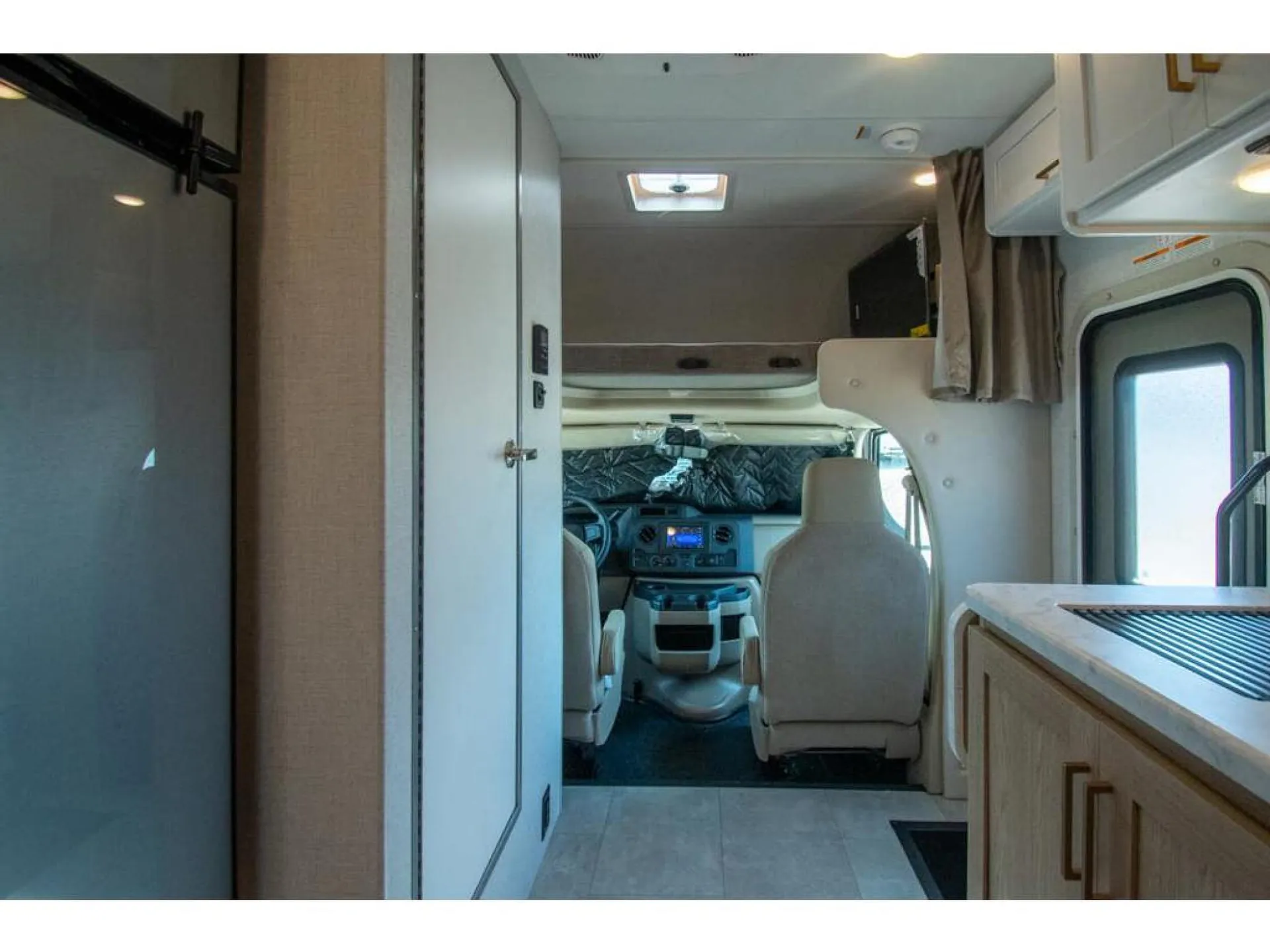 2026 Thor Motor Coach Chateau 19Z - Photo 4