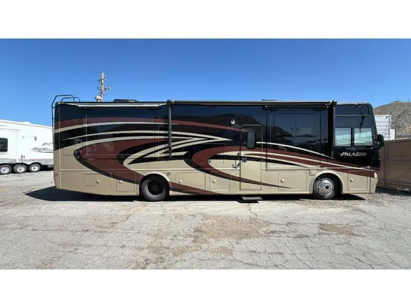 2015 Thor Motor Coach Palazzo Used    35.1 - Photo 2