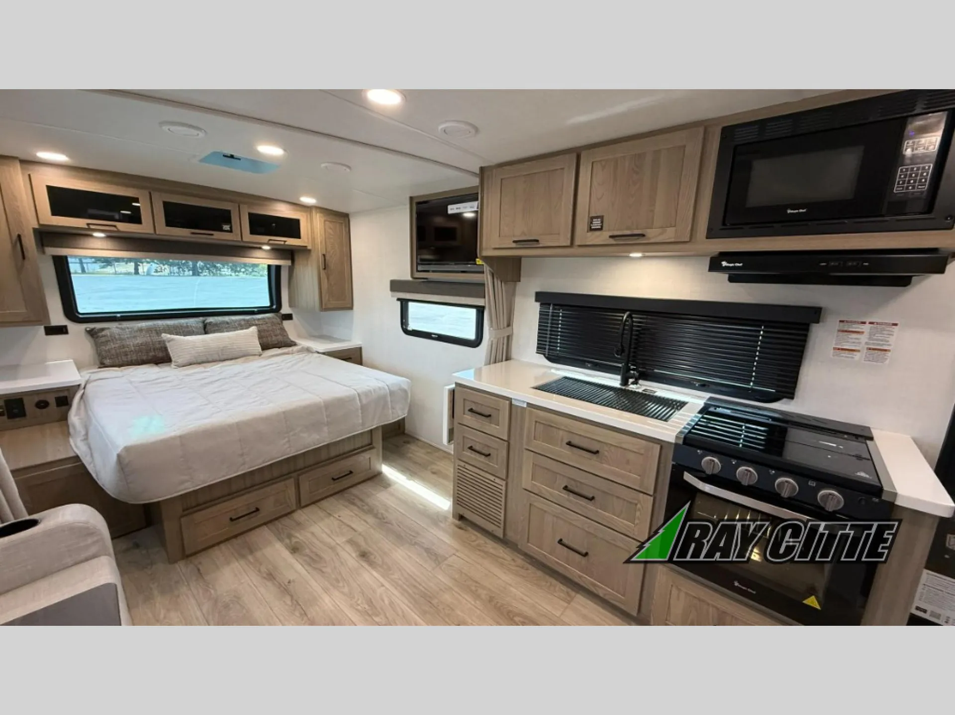 2027 Forest River Rockwood Mini Lite 2109S — Photo 5