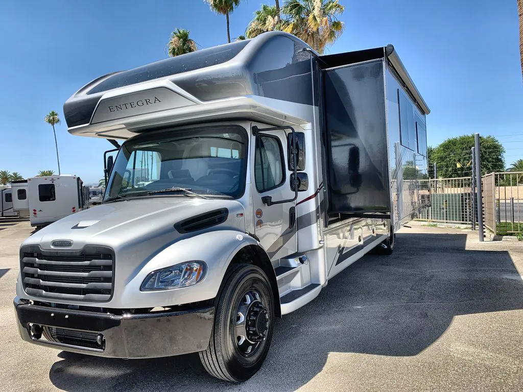 2026 Entegra Coach Accolade 37K, Photos photo 2