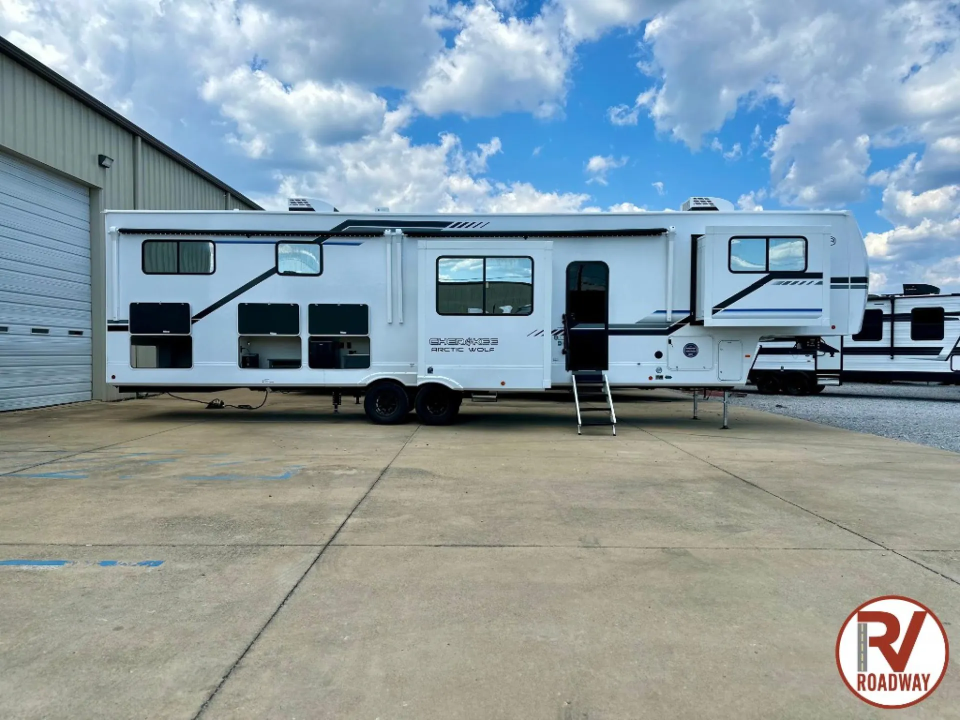 2026 Forest River Cherokee Arctic Wolf 3950SUITE - Photo 3